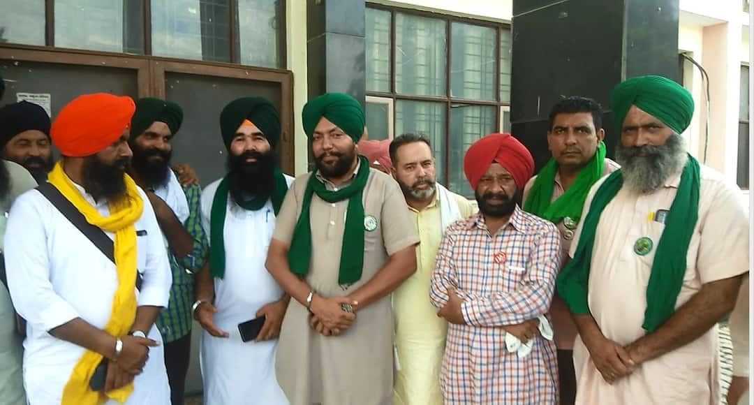 Meeting between farmers and administration sonipat, asked the captain - how much income would have been from Reliance? ਕਿਸਾਨਾਂ ਤੇ ਪ੍ਰਸ਼ਾਸਨ 'ਚ ਹੋਈ ਮੀਟਿੰਗ, ਕੈਪਟਨ ਤੋਂ ਪੁੱਛਿਆ- ਰਿਲਾਇੰਸ ਤੋਂ ਕਿੰਨੀ ਆਮਦਨ ਹੁੰਦੀ?