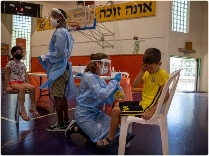 Corona Vaccination: ब्रिटेन की सरकार ने घोषणा की है कि 12 से 15 साल के स्कूली बच्चों को अगले सप्ताह से फाइजर/बायोएनटेक के कोविड-19 टीके की पहली खुराक दी जाएगी. देश के मुख्य चिकित्सा अधिकारियों ने बच्चों के लिए टीके को मंजूरी दे दी है.