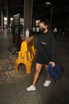 Malaika Arora का एयरपोर्ट पर दिखा नो मेकअप लुक, काले कपड़े, काला मास्क पहन आईं नजर