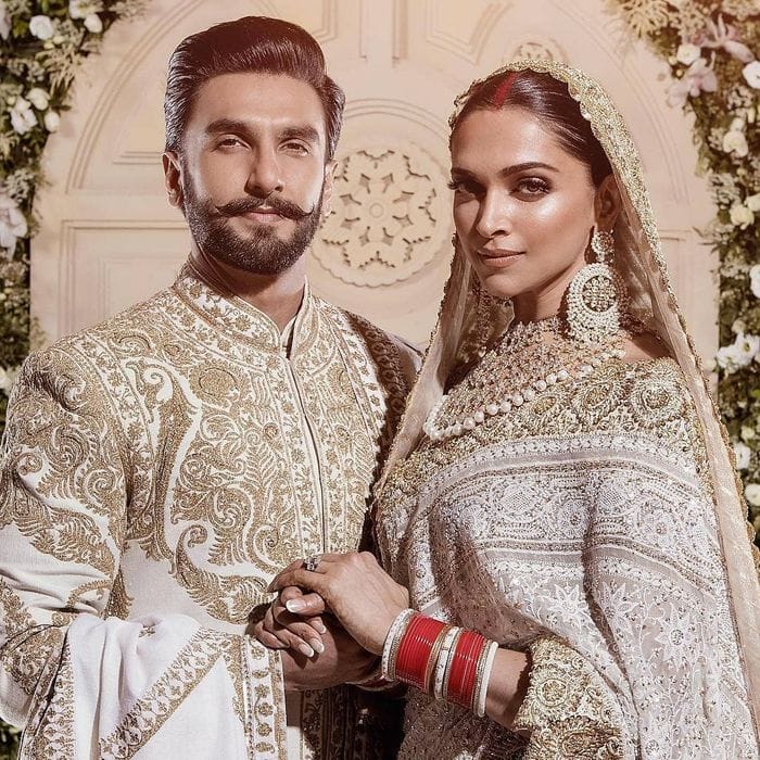 Deepika Padukone: दीपिका पादुकोण ने मुंबई में अपनी शादी के रिसेप्शन के लिए एक ऑफ-व्हाइट चिकनकारी हैवी साड़ी पहनी थी. उन्होंने अपने लुक को पूरा करने के लिए भारी डायमंड और पर्ल ज्वैलरी पहनी थी.