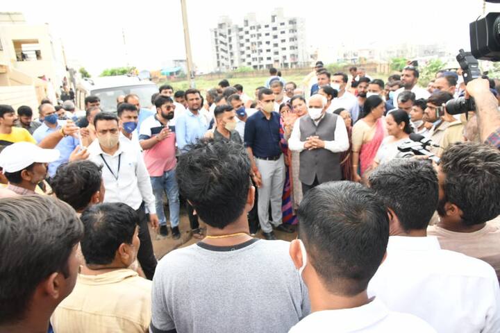 જામનગર અને રાજકોટ જિલ્લામાં ભારે વરસાદથી ઊભી થયેલી પરિસ્થિતિનો તાગ મેળવવા અને જિલ્લા તંત્રને રાહત બચાવ કામગીરીમાં માર્ગદર્શન આપવા મુખ્યમંત્રી ભૂપેન્દ્ર પટેલ આ બે જિલ્લાની મુલાકાતે હવાઈ માર્ગે નીકળ્યા છે.