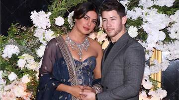 Priyanka Chopra: देसी गर्ल प्रियांका लग्नाला तसेच रिसेप्शनला देखील प्रत्येक आऊटफिटसोबत डायमंड ज्वेलरी घातली होती. मिडनाइट ब्लू आणि गोल्डन प्रिंटेड सब्यसाची लहंग्यामध्ये प्रियंका सुंदर दिसत आहे.