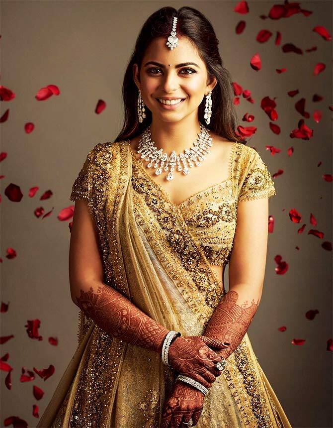 Isha Ambani: ईशा अंबानी ने अपने वेडिंग रिसेप्शन के लिए गोल्डन-शैंपेन कलर का लहंगा चुना था. डायमंड नेकपीस, ईयररिंग्स और मांग टीका में उन्होंने एक रॉयल पोज़ दिया.