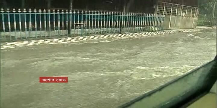 টানা বর্ষণে যশোর রোড যেন নদী