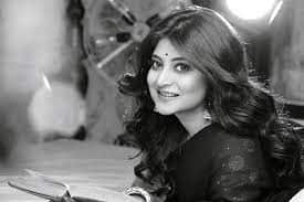 হয় মা নয় বৌমা: মাস্ক-স্যানিটাইজার থেকে ডার্ক চকোলেট, দেখে নিন সন্দীপ্তার ব্যাগের সাত সতেরো