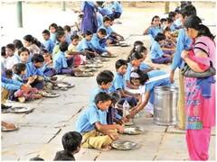 Eating Habits: खाते वक्त फर्श पर बैठने के हैरतअंगेज फायदों को जानिए