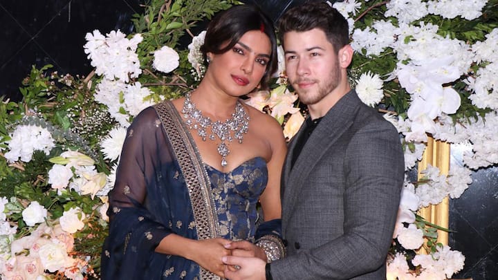 Priyanka Chopra: देसी गर्ल ने अपनी शादी और रिसेप्शन के दिनों में अपने हर आउटफिट के साथ डायमंड ज्वैलरी पहनी थी. इस मिडनाइट ब्लू और गोल्डन प्रिंटेड सब्यसाची लहंगे में बेहद खूबसूरत लग रही थीं.
