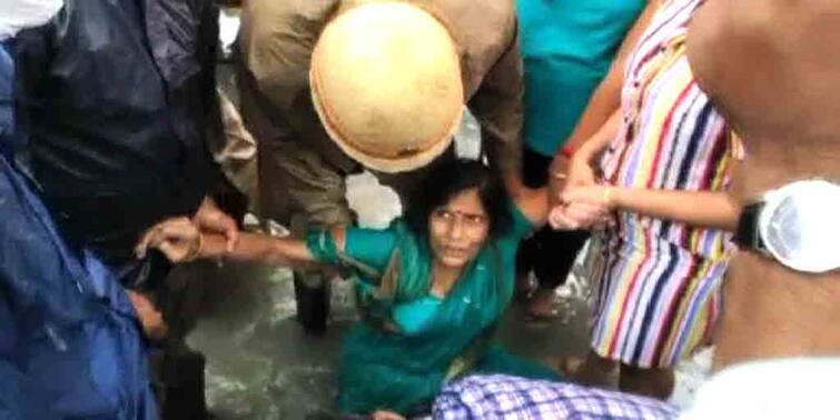 Kolkata Newtown shapoorji woman stuck in manhole rescued after two and half hours Kolkata News: নিউটাউনে জমা জলে বিপত্তি, ম্যানহোলে আটকে গেলেন মহিলা, আড়াই ঘণ্টার চেষ্টায় উদ্ধার