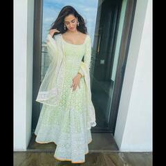 आईने में खुद को निहारतीं Disha Patani को देख याद आया चौदहवीं का चांद, चेहरे के नूर के सामने पड़ गया सब फीका