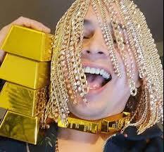 ਮੈਕਸੀਕੋ ਦੇ 23 ਸਾਲਾ ਰੈਪਰ ਡੈਨ ਸਰ ਨੇ ਇੱਕ ਅਜੀਬ Scalp ਸਰਜਰੀ ਕਰਵਾਈ ਹੈ। ਉਸ ਨੇ ਆਪਣੇ ਵਾਲਾਂ ਦੀ ਥਾਂ ਸੋਨੇ ਤੇ ਹੀਰੇ ਦੀ ਲੜੀਆਂ ਲਵਾਈਆਂ ਹਨ। ਅਜਿਹਾ ਕਰਨ ਵਾਲਾ ਉਹ ਦੁਨੀਆ ਦਾ ਪਹਿਲਾ ਵਿਅਕਤੀ ਹੈ।