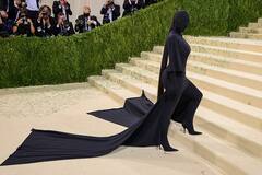 Met Gala 2021: Kim Kardashian Covers Herself Head-To-Toe In A Black Balenciaga Outfit; See Pics