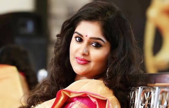 Biggboss5 Priya: నీ నవ్వే చాలు పూబంతి... స్మైలింగ్ క్వీన్ ప్రియ Biggboss5 Priya: నీ నవ్వే చాలు పూబంతి... స్మైలింగ్ క్వీన్ ప్రియ