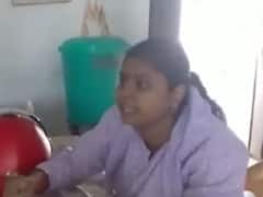 Sonbhadra teacher News: स्कूल देरी से आने पर टोकने से नाराज हुई मैडम, मोबाइल तोड़ा, FIR की भी धमकी दी