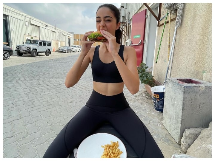 Ananya Panday loves Burger Pizza yet maintains her slim figure would like to know what is the secret Ananya Panday को खूब पसंद है Burger-Pizza, फिर भी अपने Slim Figure को कर लेती हैं मेंटेन, जानना चाहेंगे क्या है Secret?
