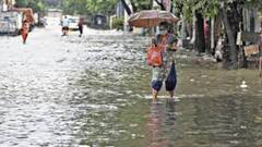 Bangla News: জলমগ্ন শহরের অনেক জায়গা, বাড়ি ফেরার সময় দুর্ভোগে অফিস যাত্রীরা