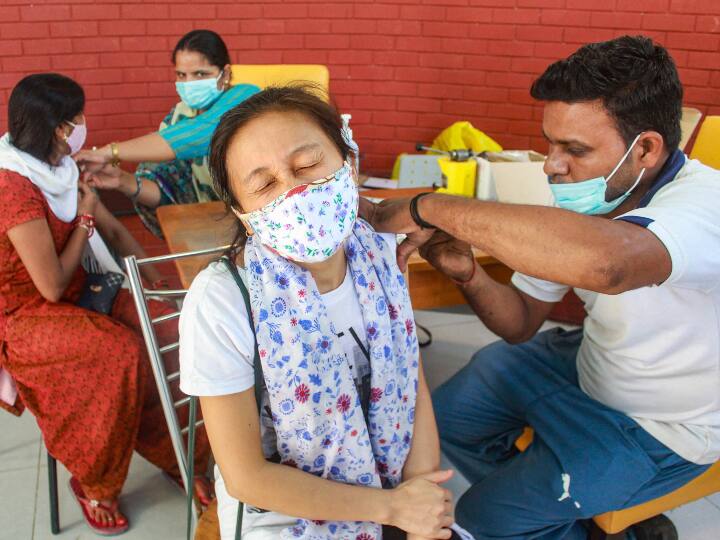 उन्होंने कहा, ‘‘हमने देखा है कि यह वायरस कितनी तेजी से अपना स्वरूप बदल सकता है इसलिए हमें ‘प्लान बी’ के लिए भी तैयार रहना होगा जिसे हम एनएचएस पर अनावश्यक दबाव बढ़ने की स्थिति में जरूरत पड़ने पर आजमा सकते हैं.’’ इससे पहले ब्रिटेन की विशेषज्ञ सलाहकार समिति ने मंगलवार को 50 साल से अधिक उम्र के लोगों और अग्रिम मोर्चे के स्वास्थ्य कर्मियों को आगामी महीनों में घातक कोरोना वायरस से सुरक्षा के लिए कोविड-19 रोधी टीके की तीसरी बूस्टर खुराक दिए जाने की सिफारिश की है.