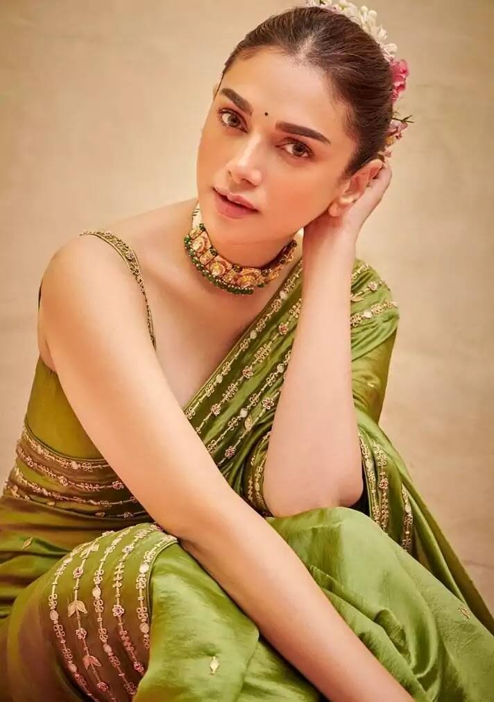 Aditi Rao Hydari: अदिति राव हैदरी अपनी हर तस्वीर में एक डिज्नी प्रिंसेस की तरह दिखती है. वह दो शाही परिवारों की वंशज हैं. उनके नाना जे रामेश्वर राव वानापर्थी राज्य के नेता थे जबकि उनके दादा मुहम्मद सालेह अकबर हैदरी थे.