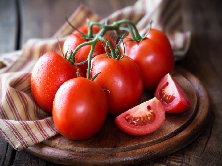 Tomato prices are touching heights in noida the price reached Rs 100 per kg ANN Noida News: नोएडा में आसमान छू रहे हैं टमाटर के भाव, 100 रुपये प्रति किलो तक पहुंची कीमत