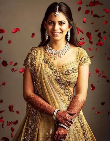 Isha Ambani:ईशा अंबानीने आपल्या लग्नाच्या रिस्पेशनला गोल्डन-शैंपेन रंगाचा लेहंगा घातला होता. डायमंड नेकपीस, ईअररिंग्समध्ये ईशाचा लूक रॉयल दिसत होता
