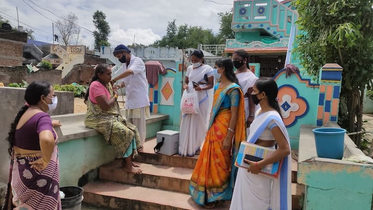 COVID-19: Health Ministry makes arrangements for 'vaccination at home' for people with special needs Covid Vaccination: आता 'या' लोकांना घरी जाऊन कोरोना लस दिली जाणार, सणांसाठी गाईडलाईन्स जारी