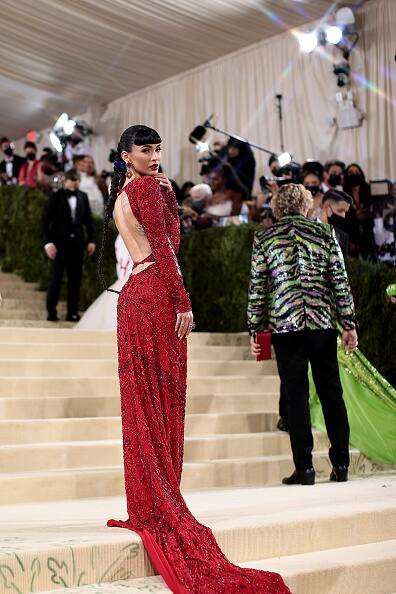 Megan Fox wowed in a striking crimson custom Dundas embellished gown that featured lace up details, she paired the thigh-revealing number with red Jimmy Choo heels. [pic credit: Gettyimages]