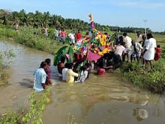 தஞ்சாவூரில் வாய்க்காலில் இறங்கி சடலத்தை எடுத்துச் செல்லும் அவலம்...!