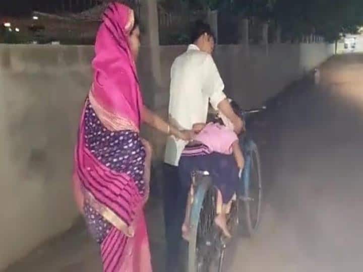 बच्चे को नहीं मिला उपचार, ना मिली एंबुलेंस, साइकिल पर लेटाकर मासूम को ले गये घर