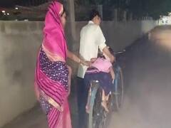 Firozabad Viral Picture: बच्चे को नहीं मिला उपचार, ना मिली एंबुलेंस, साइकिल पर लेटाकर मासूम को ले गये घर