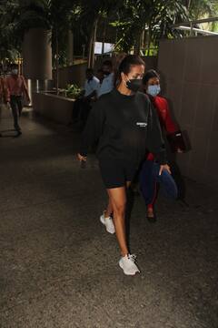 Malaika Arora का एयरपोर्ट पर दिखा नो मेकअप लुक, काले कपड़े, काला मास्क पहन आईं नजर