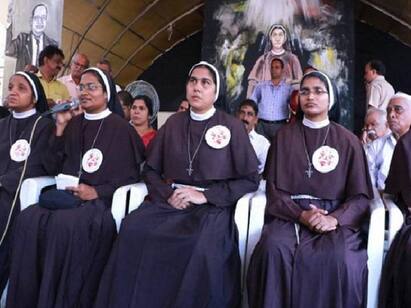 Nuns in Kerala stage walkout protesting priests speech against Muslims ”முஸ்லிம்களிடம் காய்கறி வாங்காதீர்கள் ஆட்டோவில் ஏறாதீர்கள்” : பாதிரியாரின் வெறுப்புப் பேச்சை எதிர்த்த கன்னியாஸ்திரிகள்..