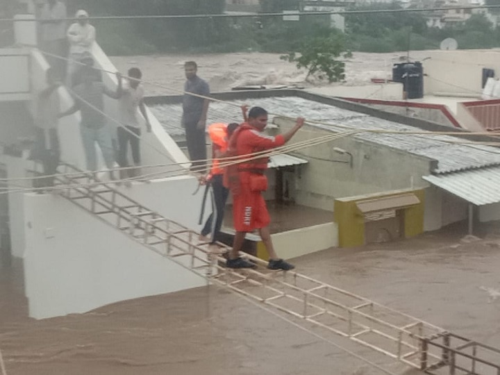 Gujarat Flood: भारी बारिश के कारण बाढ़ का पानी घरों में घुसा, राहत-बचाव कार्य के लिए NDRF और एयरफोर्स तैनात