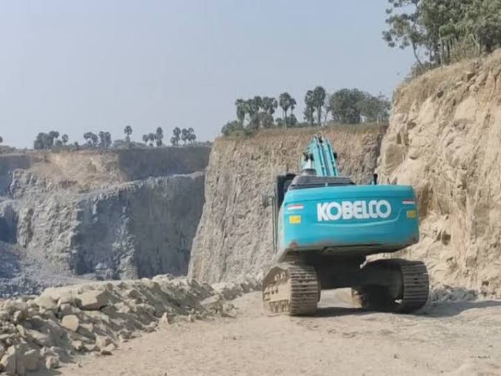 The quarry's license must be revoked if it repeatedly loads stones and sand ஒரு பில்ல போட்டுட்டு 9 முறை கனிம வளம் அள்ளும் மோசடி கும்பலுக்கு நீதிமன்றம் செக்...!