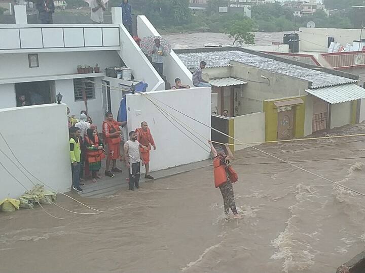 Gujarat Flood: भारी बारिश के कारण बाढ़ का पानी घरों में घुसा, राहत-बचाव कार्य के लिए NDRF और एयरफोर्स तैनात