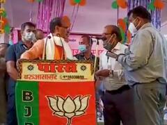 Madhya Pradesh News: सीएम शिवराज सिंह चौहान ने मंच से ही दो अधिकारियों को किया सस्पेंड, देखें वीडियो