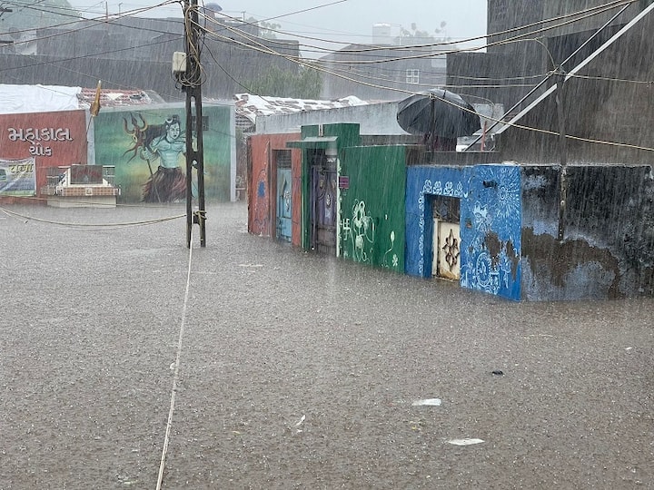 Heavy rains have damaged power feeders in Saurashtra, including Rajkot and Jamnagar સૌરાષ્ટ્રમાં વરસાદથી વીજળી વેરણ બની, સૌરાષ્ટ્રમાં વીજ ફીડરોને ભારે નુકસાન