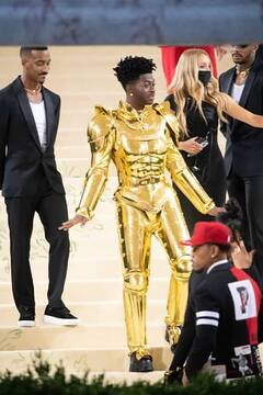 Met Gala 2021: मेट गाला में रैपर Lil Nas ने पहनी Three in One ड्रेस, रेड कार्पेट पर दिखाया अपना ये खास अंदाज, देखें तस्वीरें