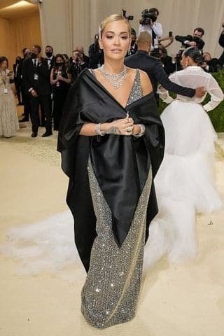 Rita Ora ने इसमें सिल्वर कलर का गाउन पहना था. जिसके साथ उन्होंने ब्लैक शॉल कैरी की थी.