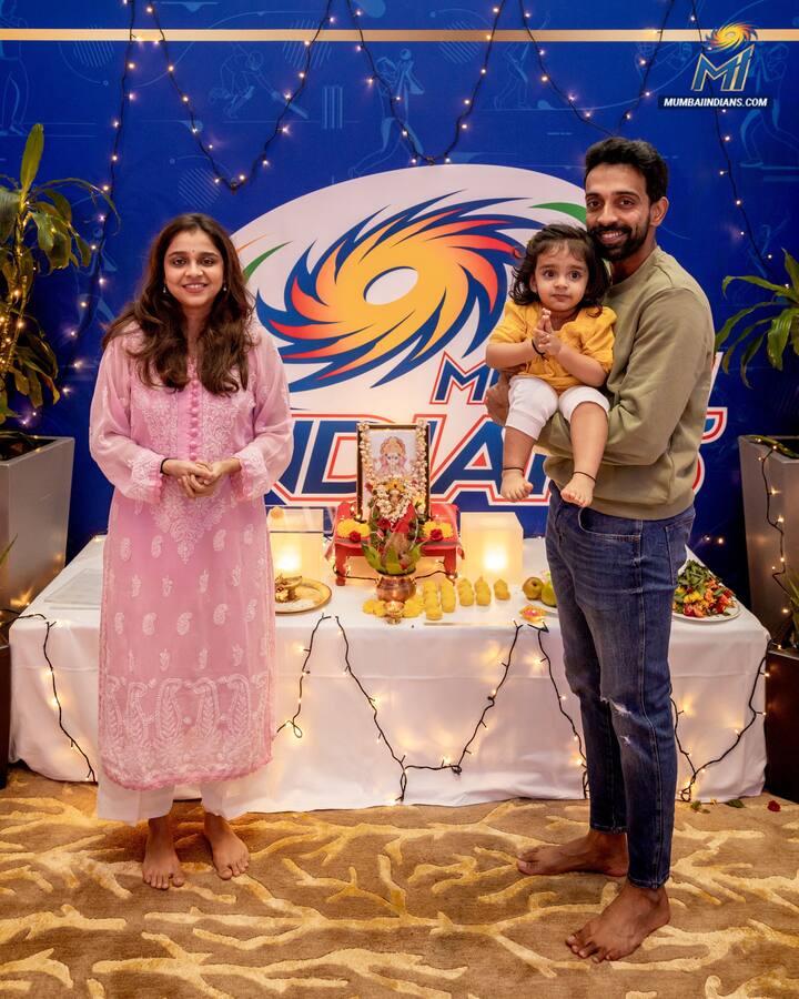 విఘ్నేశ్వరుడి పూజ తర్వాత ఫొటో దిగిన దవళ్‌ కులకర్ణి దంపతులు