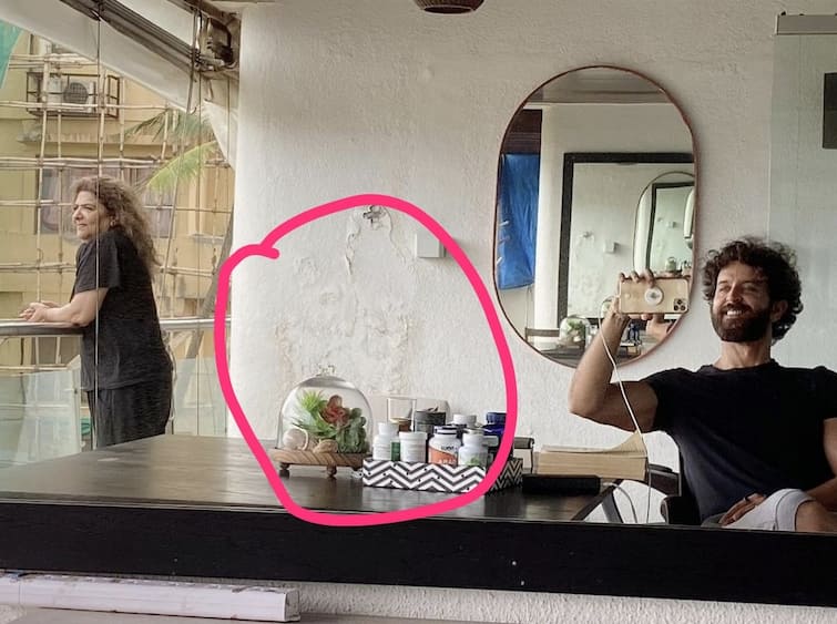 Hrithik Roshan ने शेयर की मां के साथ तस्वीर, पीछे दीवार पर सीलन देखकर फैंस बोले- सर, पेंट करा लीजिए