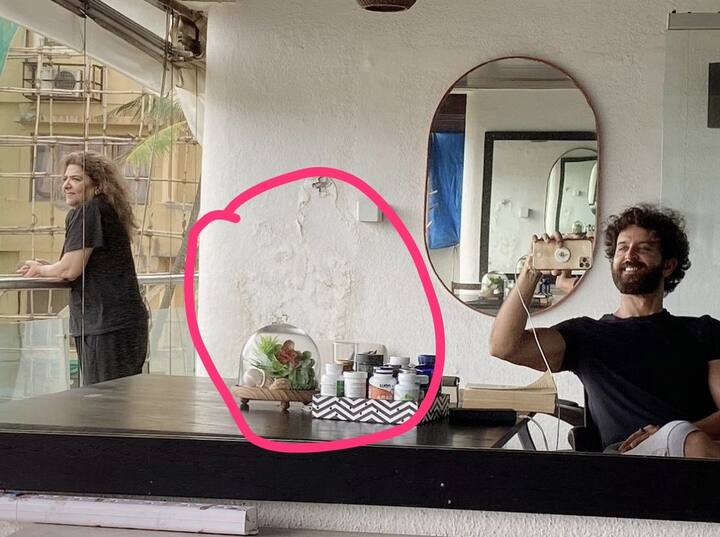 Hrithik Roshan shared a picture with his mother seeing the dampness on the wall users reacted Hrithik Roshan ने शेयर की मां के साथ तस्वीर, पीछे दीवार पर सीलन देखकर फैंस बोले- सर, पेंट करा लीजिए