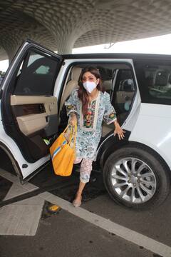 Spotted: एयरपोर्ट पर स्वैग में दिखीं शिल्पा शेट्टी, एथनिक लुक में दिखाई आदाएं, देखिए शानदार तस्वीरें