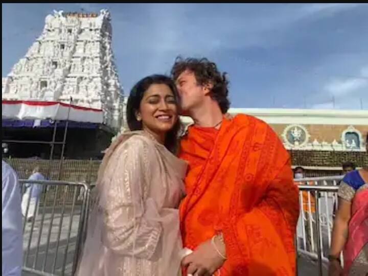 Kissed inside the temple, controversial picture got viral. திருப்பதி கோயிலுக்குள் முத்தம்... சர்ச்சையில் நடிகை ஸ்ரேயா!