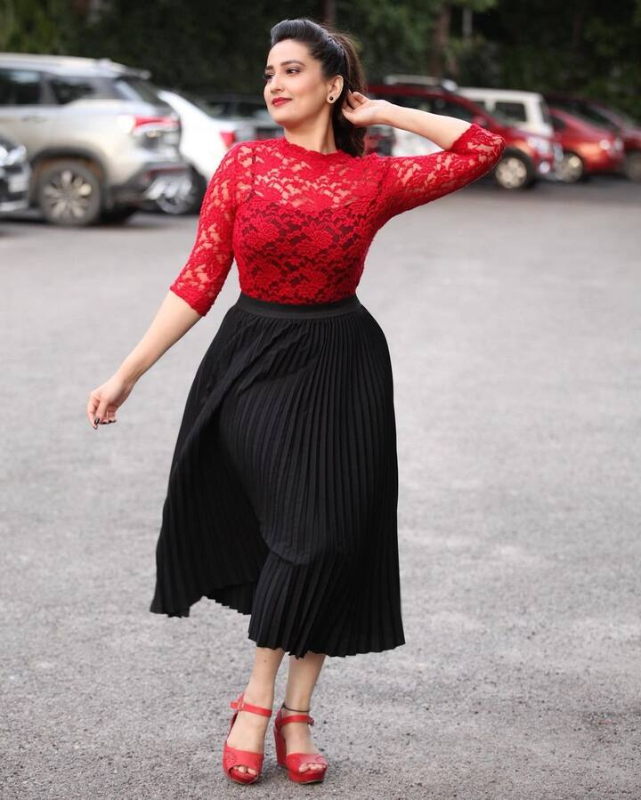 (Photo Source: Instagram) ఎరుపు రంగు టాప్, నలుపు రంగు స్కర్ట్ లో చాలా అందంగా కనిపిస్తోంది మంజూష.