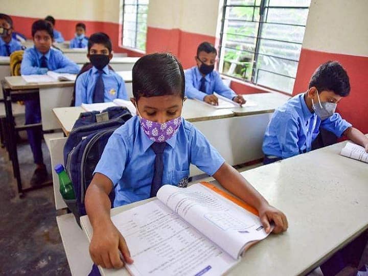 Delhi, Schools for children up to 8th will not open yet, classes of 9th-12th will run with 50% capacity दिल्ली: 8वीं तक के बच्चों के स्कूल अभी नहीं खुलेंगे, 9वीं-12वीं की कक्षाएं 50% क्षमता के साथ चलेंगी