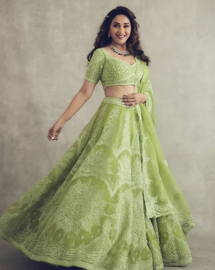 बॉलीवुड यानि कि स्टाइल और फैशन से भरपूर इंडस्ट्री. अगर कोई भी लेटेस्ट स्टाइल के बारे में जानना हो तो बॉलीवुड की हसीनाओं को देख लीजिए. लेकिन जब ये हसीनाएं लहंगे में सजी धजी नजर आती हैं तो वाकई खूबसूरती दिखती है बेमिसाल.(फोटो – सोशल मीडिया)