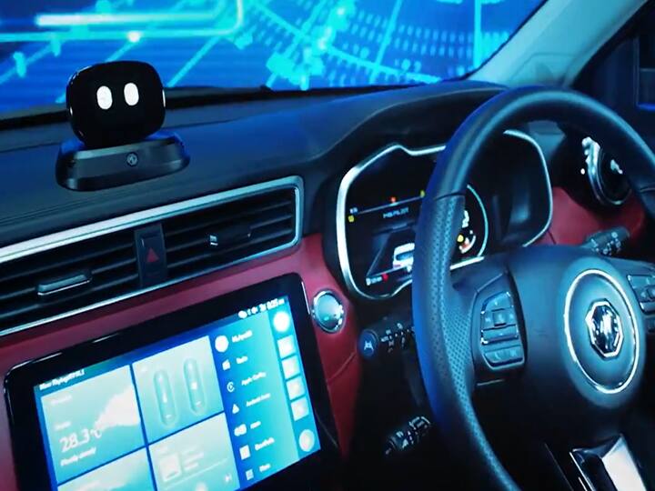 एस्टरमध्ये एमजी आय-स्मार्ट तंत्रज्ञानावरील 80+ इंटरनेट वैशिष्ट्ये आहेत. त्याच्या वर, सीएएपी (कार एज ए प्लॅटफॉर्म) आहे, एमजी ॲस्टर सबस्क्रिप्शन आणि सेवा आयोजित करते, ज्यात मॅपमायइंडियासह नकाशे आणि नेव्हिगेशन, जिओ कनेक्टिव्हिटी, कोयनेर्थ द्वारे अशा प्रकारचे पहिले ब्लॉकचेन-संरक्षित वाहन डिजिटल पासपोर्ट आणि बरेच काही समाविष्ट आहे.