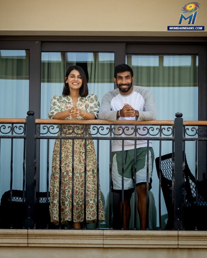 క్వారంటైన్ గది బయట జస్ప్రీత్ బుమ్రా, సంజనా గణేశన్