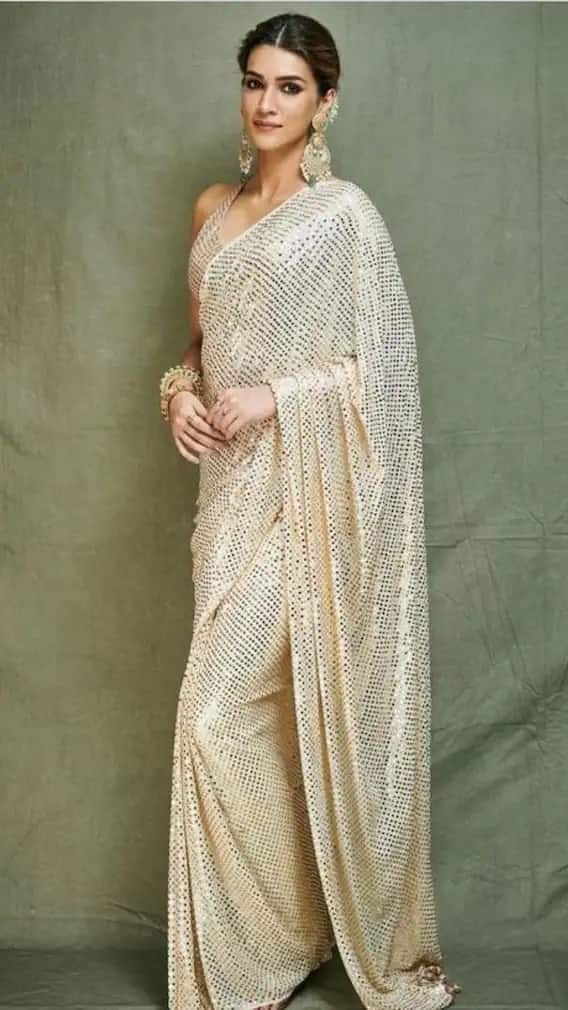 ২০১৯-এ মুকেশ অম্বানির বাসভবনে গণেশ উৎসবে যান কৃতী শ্যানন। সেই সময় তাঁর পরনে ছিল মণীশ মালহোত্রর ডিজাইনে তৈরি একটি শাড়ি। সেই শাড়িটির দাম ছিল ১ লক্ষ ৯৫ হাজার টাকা।