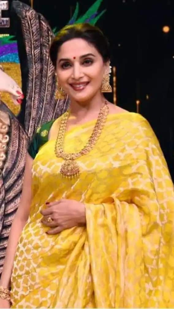 ২০১৮-র গণেশ উৎসব উপলক্ষে একটি রিয়েলিটি শো-র সেটে বেনারসি শাড়ি পরে হাজির হন মাধুরী দীক্ষিত।