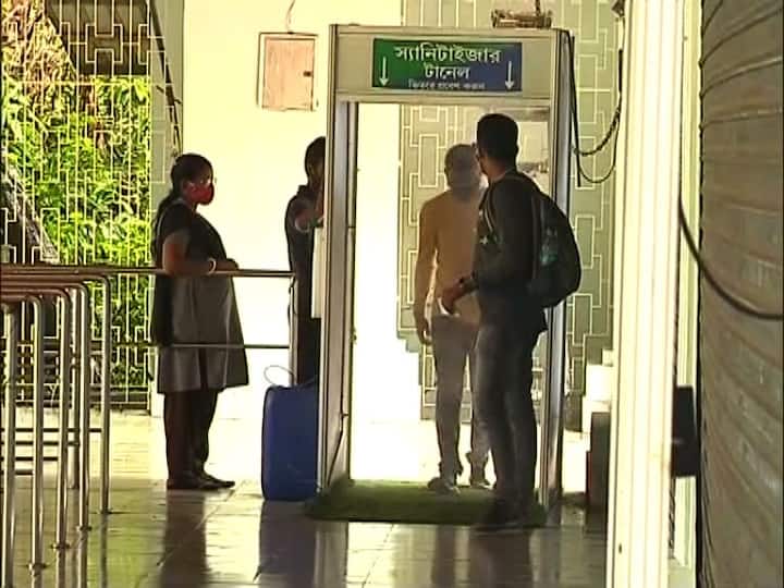 কোভিড বিধি মেনে দর্শকদের ভিতরে প্রবেশের অনুমতি দেওয়া হয়েছে।